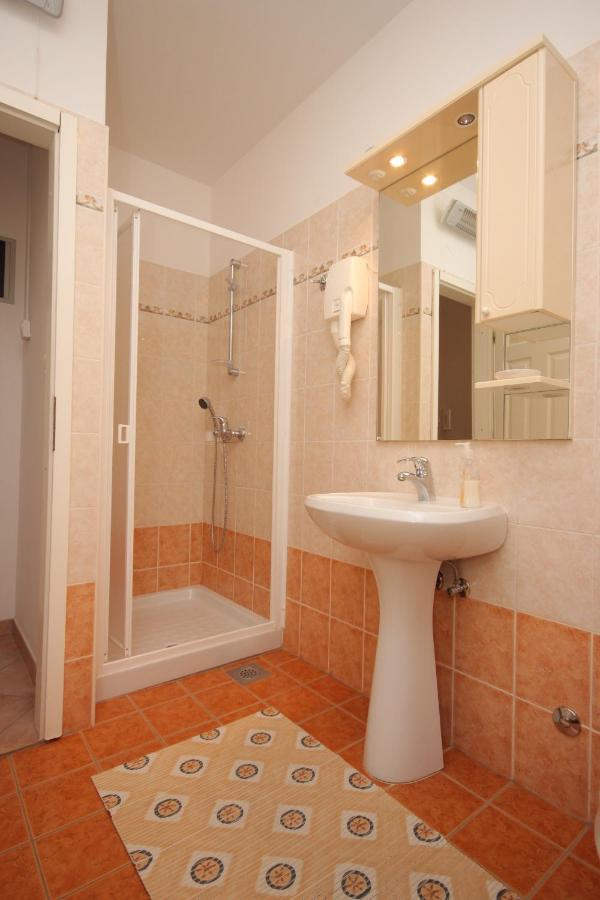 Apartments And Rooms With Wifi Vrsar, Porec - 3007 Eksteriør billede